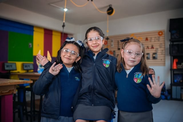 Estudiantes mostrando proyectos creados en su Eduu Espacio