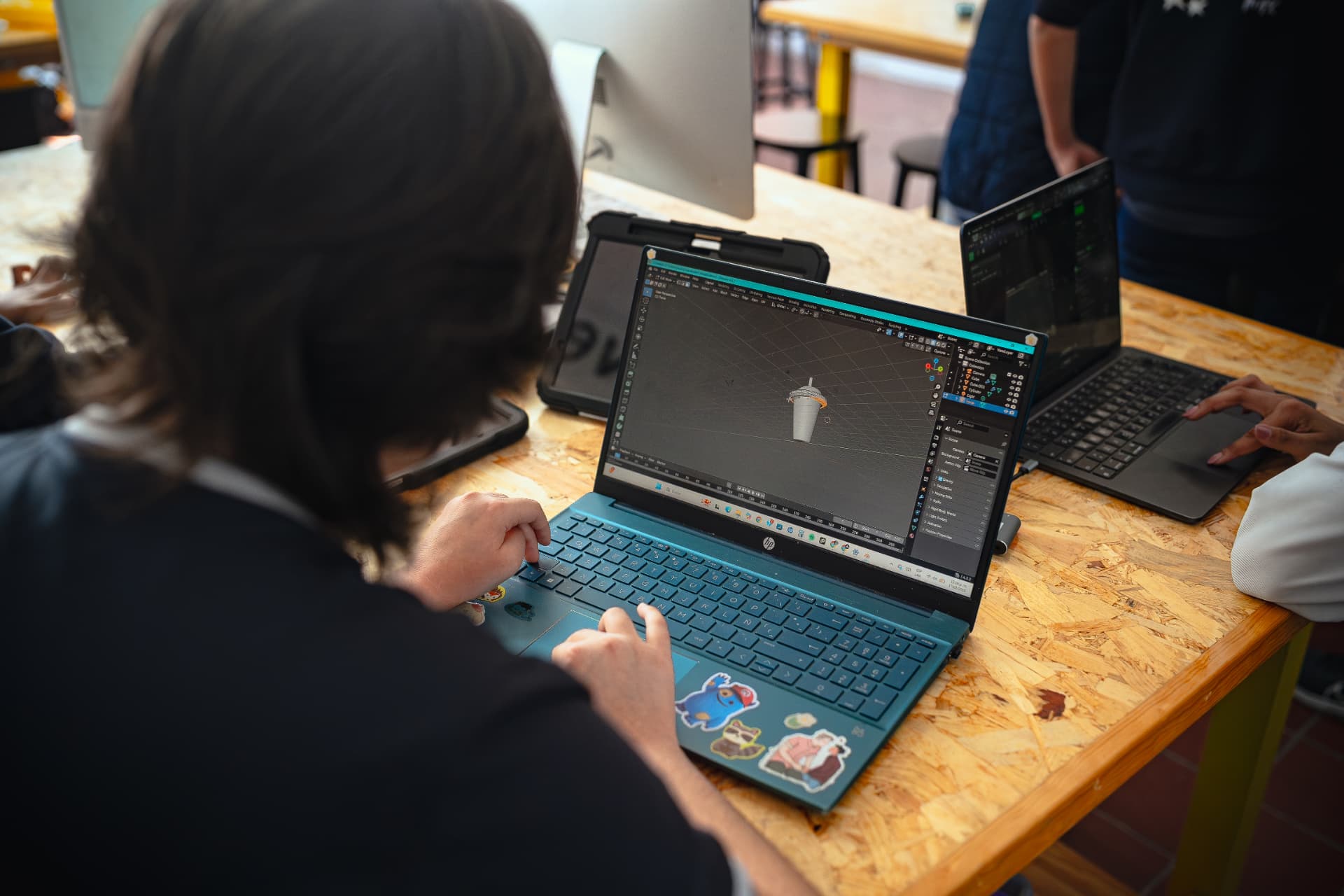 Alumno diseñando una pieza en 3D en una computadora portátil