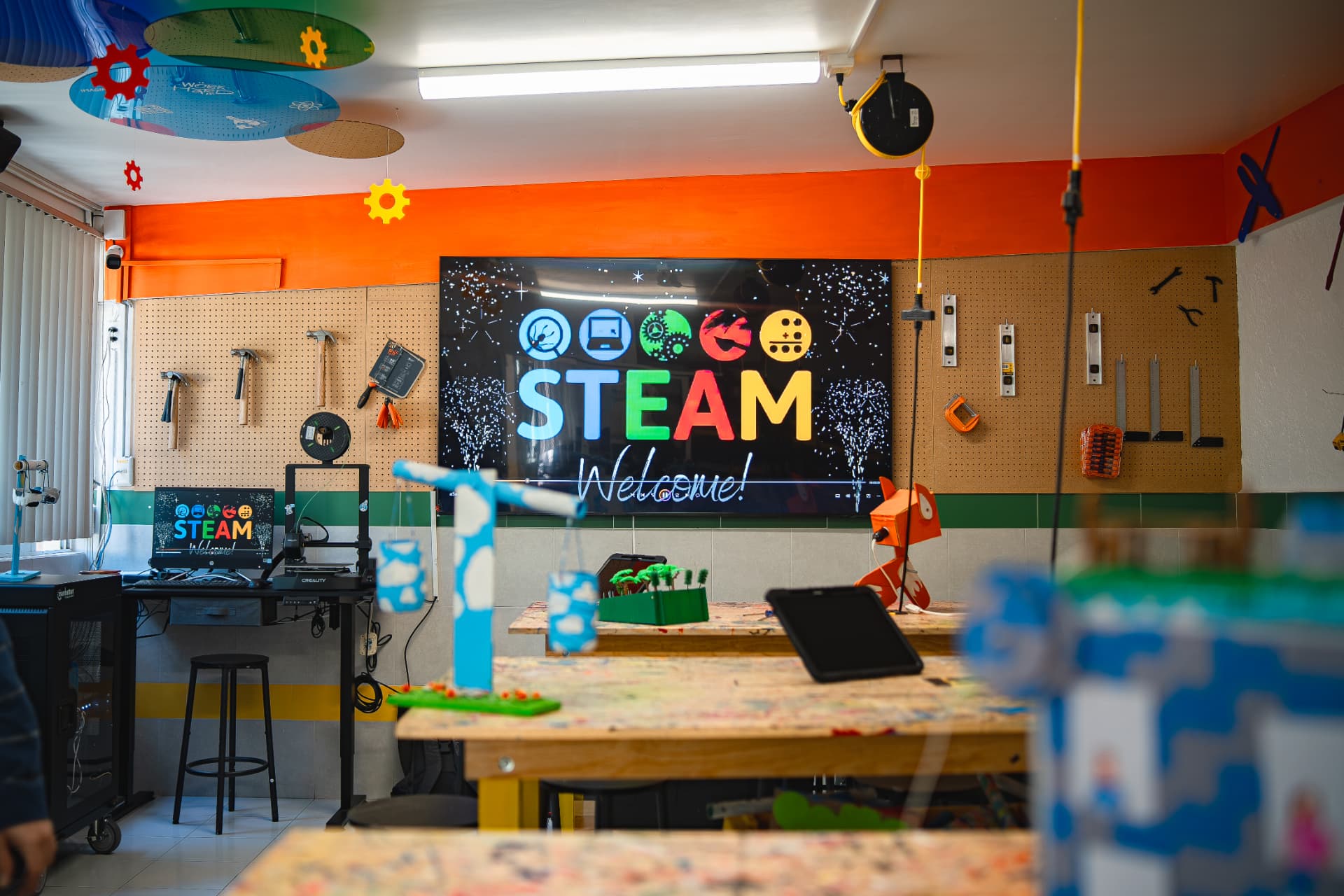 Aula STEAM equipada con herramientas y tecnología educativa