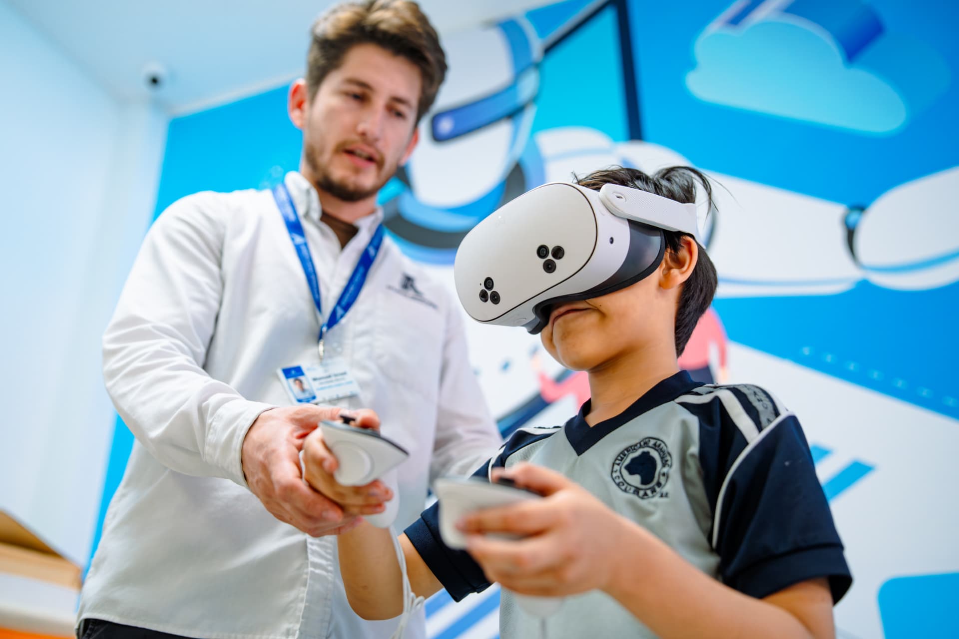 Estudiante explorando realidad virtual con el acompañamiento de un docente