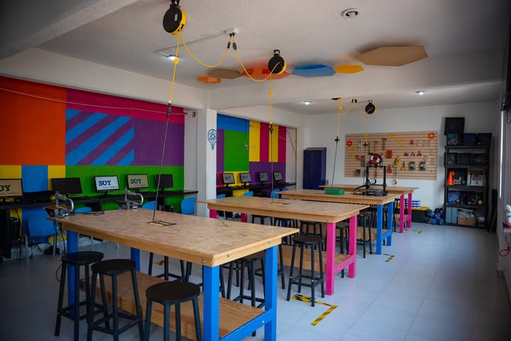 Aula STEAM equipada con mesas de trabajo y herramientas